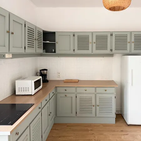 Avec Vue Sur Le Port *