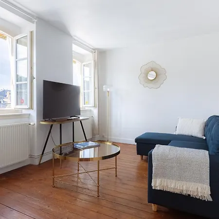 Avec Vue Sur Le Port *