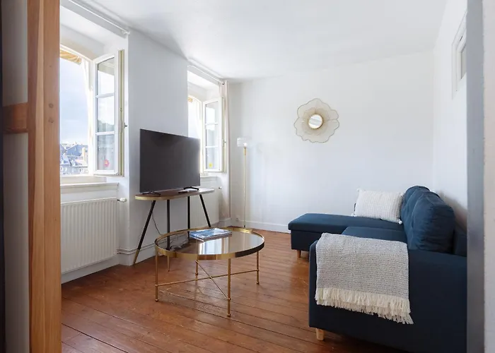 Avec Vue Sur Le Port *